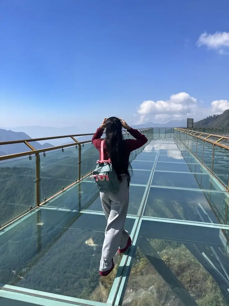 Bungee jumping at Rong May Glass Bridge Sapa